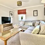Fewster Apartment With Free Parking