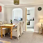 Fewster Apartment With Free Parking