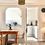 Fewster Apartment With Free Parking
