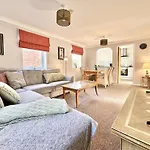 Fewster Apartment With Free Parking
