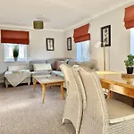 Fewster Apartment With Free Parking