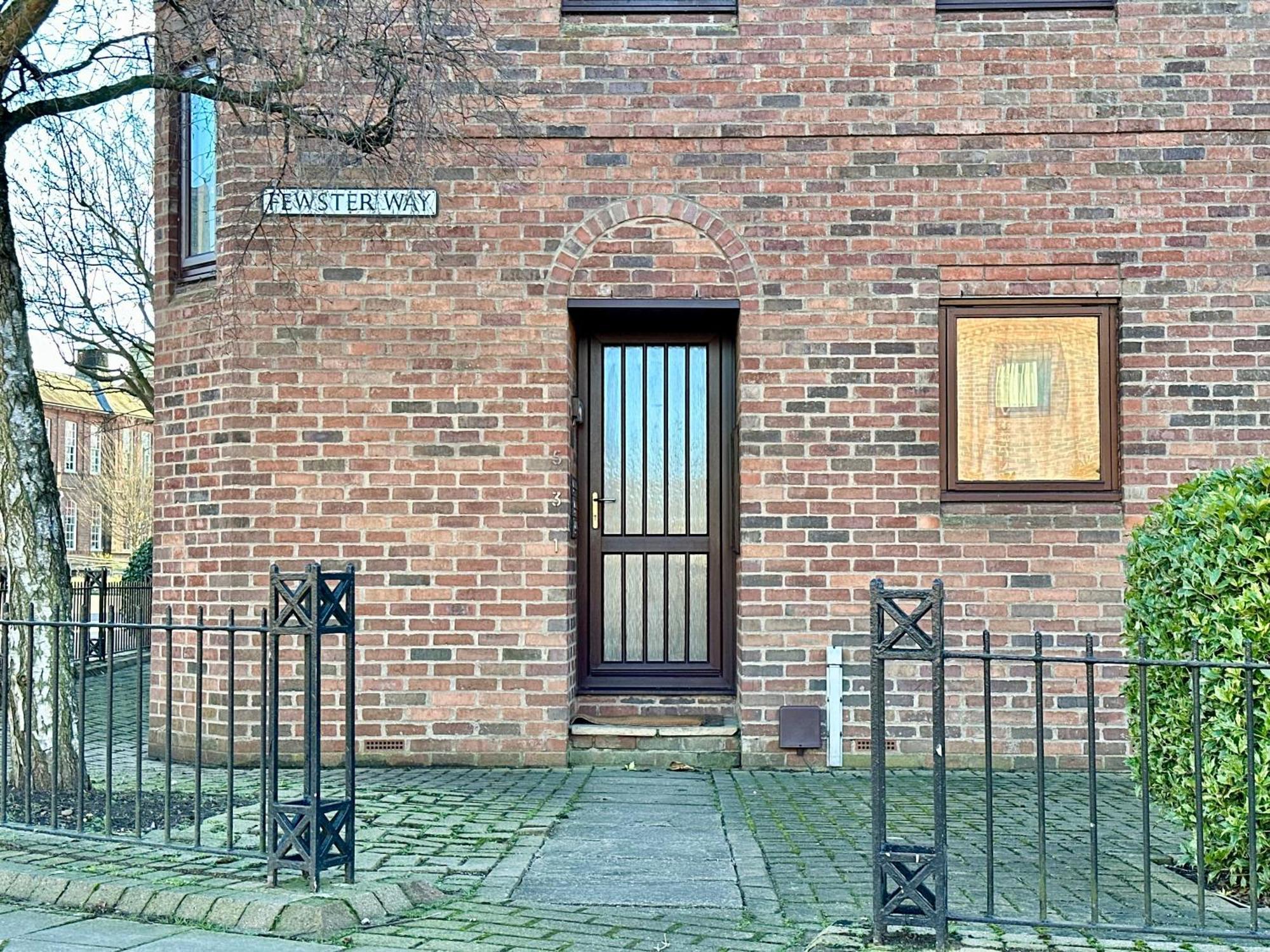 Fewster With Free Parking Apartment